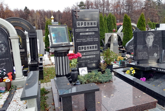 Классическое надгробье на двух покойных и портрет усопшего на пьедестале