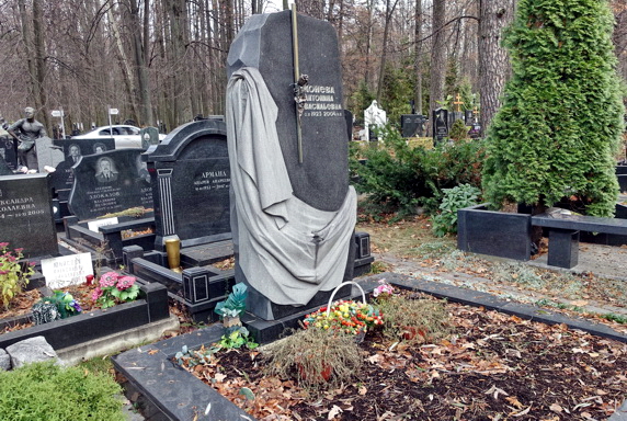 Массивный памятник из гранита с юбкой в виде покрывала